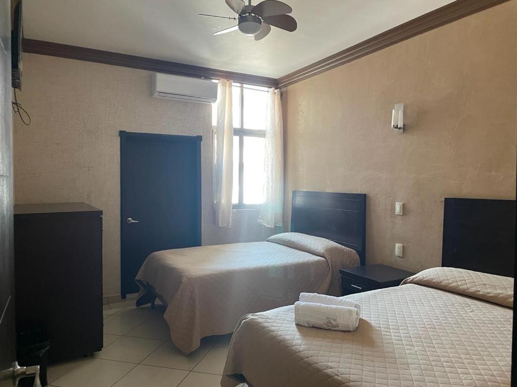 San Salvador Hotel *